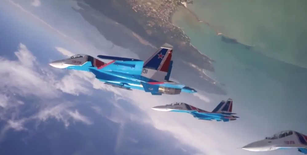 Су-30СМ выполнили групповую «петлю Нестерова».