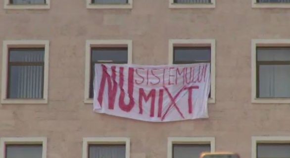 Сообщение было с восторгом встречено протестующими.