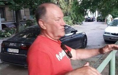 В Одессе заметили мужчину, который пристает к детям.