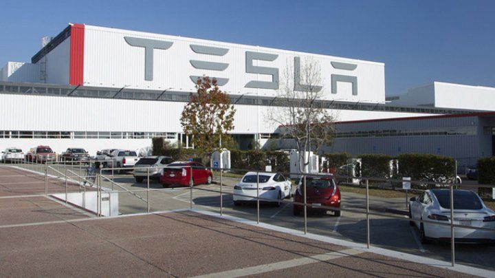 Serverele Tesla folosite de hackeri pentru a mina monede virtuale. 