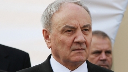 Deşi lipsit de experienţă politică, el nu l-a imitat nici pe unul dintre preşedinţii precedenţi, ci a mers strict pe calea prescrisă de Constituţie