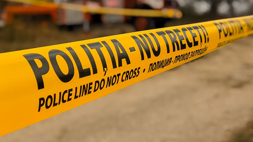 Cadavrele a doi bărbați, găsite spânzurate în diferite raioane ale țării.