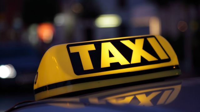 O companie de taxi oferă transport gratuit, în contextul situației excepționale din capitală. Foto: rfi.ro