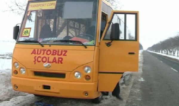 A fost nevoie de intervenția salvatorilor, care au deblocat autobusul, făcând posibilă ieşirea acestuia pe traseu.