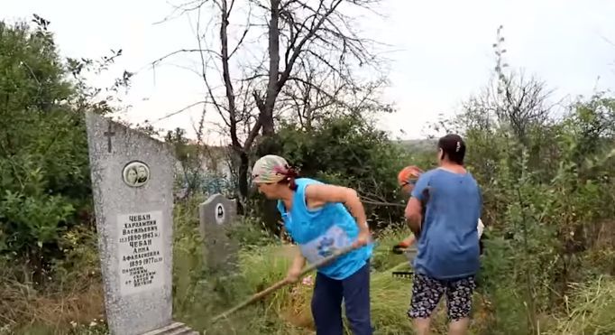 Бельчане жалуются на непроходимые заросли на кладбище.