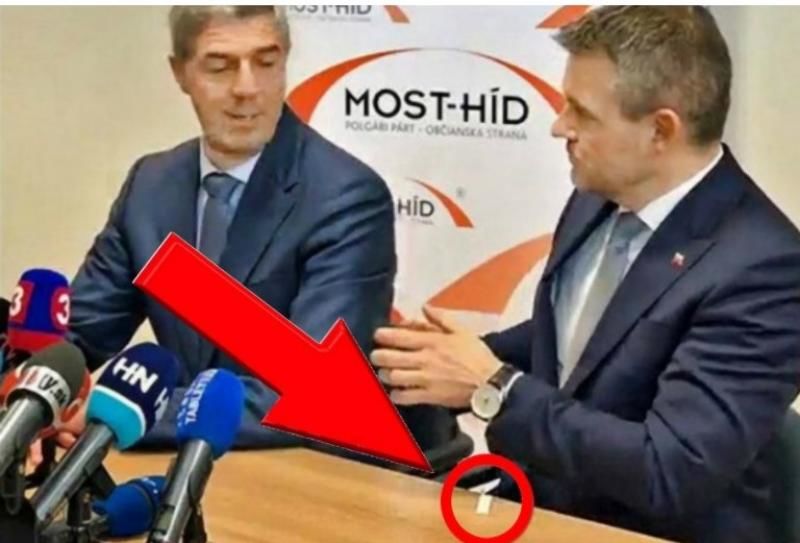 Pliculețul misterios al noului premier slovac face vâlvă internet. Foto: digi24.ro
