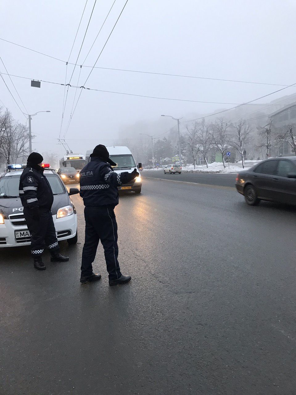 Водителей микроавтобусов предупреждают о необходимости соблюдать правила дорожного движения. Фото: politiacapitalei.md.