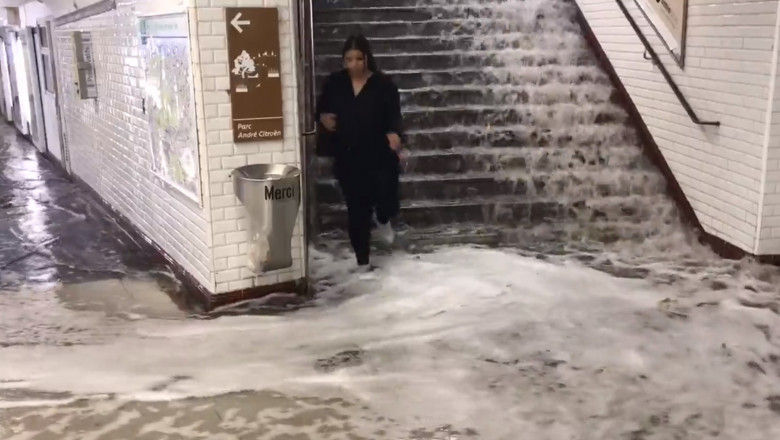 На Париж обрушилась сильная гроза: были затоплены станции метро.
