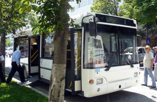Actualmente, pe străzile capitalei circulă aproximativ 136 de autobuze. Foto: trm.md