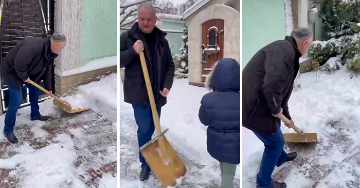 Додон показал, как умело орудует лопатой, расчищая свой двор от снега. Коллаж: Point.md