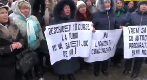 Protest: Locuitorii din Puhoi cer deschiderea curselor spre Chișinău