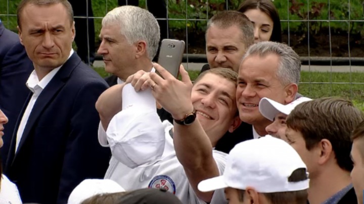 Vlad Plahotniuc a mers în mulţime, acolo unde a vorbit şi şi-a făcut poze cu oamenii.