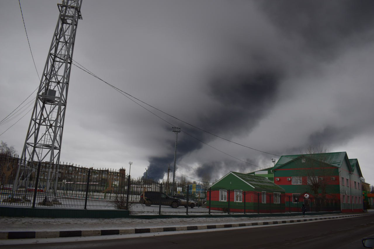 В районе атакованной дроном нефтебазы в Воронежской области введен режим ЧС.