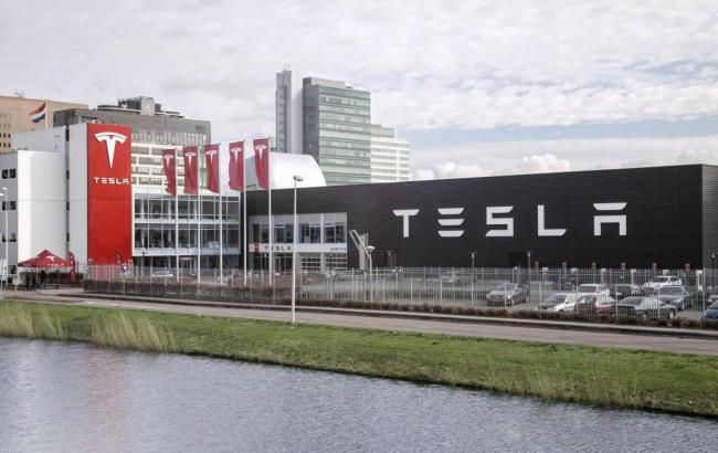 Tesla обвиняют в шпионаже за работниками. 