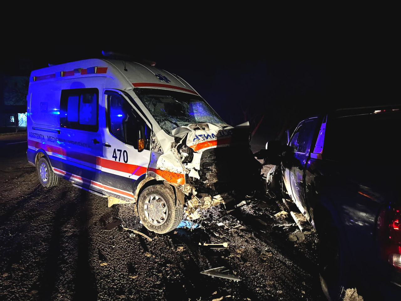 В ДТП со скорой помощью пострадали три медработника: санитара прооперируют в Кишиневе.
