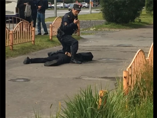 Полицейские предупредили преступника выстрелом в воздух, после чего ликвидировали его.
