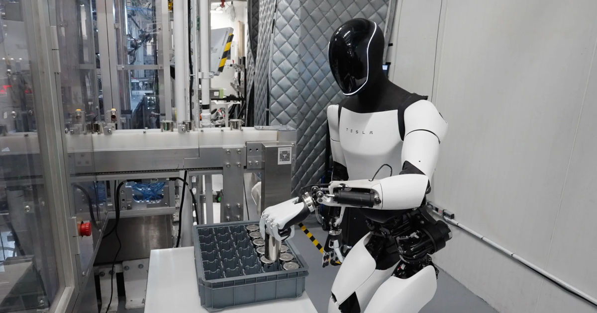 Robotul Optimus de la Tesla ajută acum la treburile casnice.