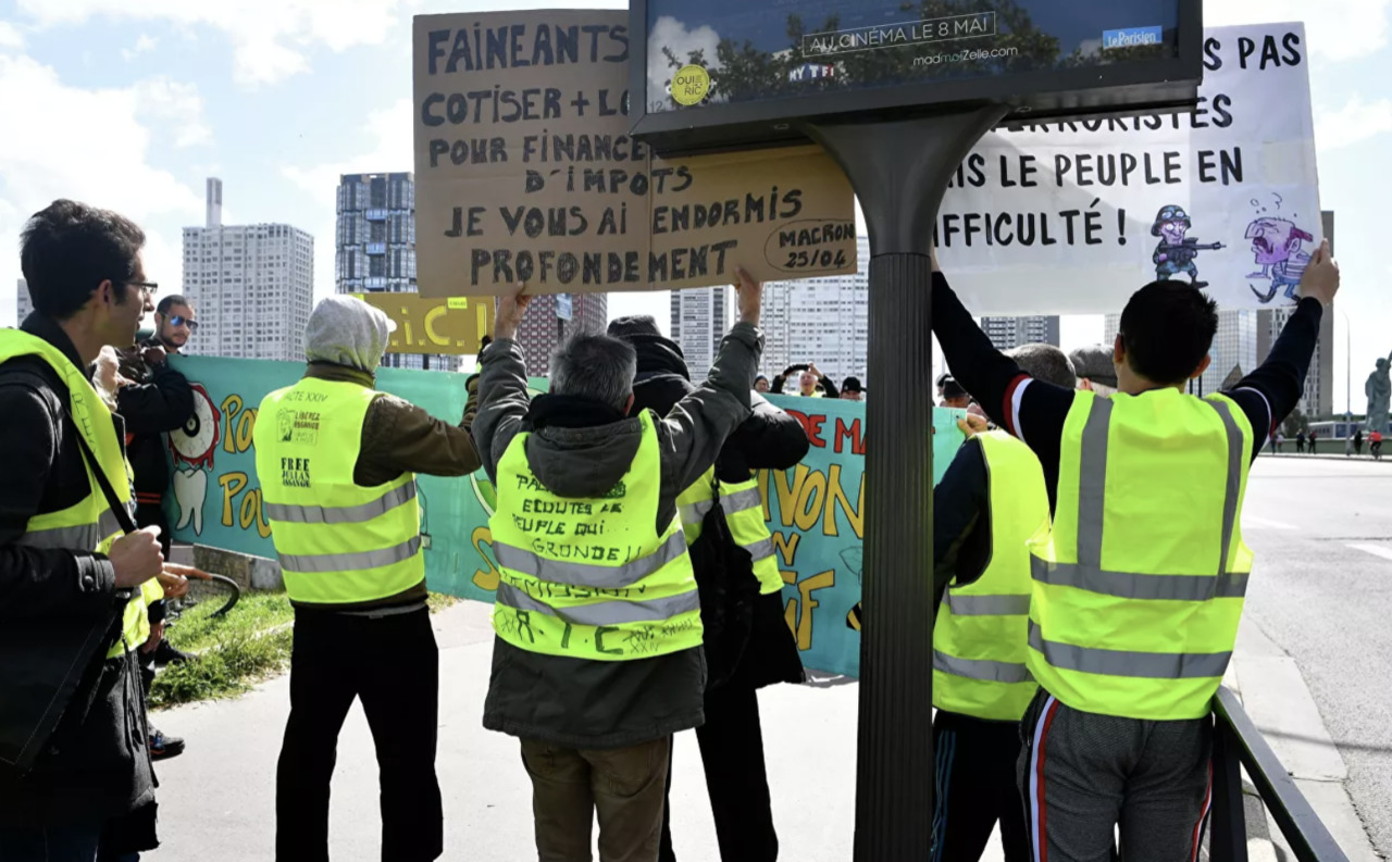 В Париже "желтые жилеты" вышли на первомайскую демонстрацию.