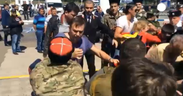 Liderul opoziției ruse Alexei Navalny a fost rănit după ce a fost atacat de un grup de cazaci.