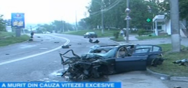 O tânără de aproximativ 20 de ani a murit, azi dimineață, în urma unui accident rutier. Tânăra se afla în mașina pe care o conducea prietena sa.