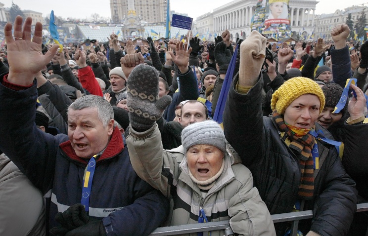 На митинге оппозиции, по данным столичной милиции, находятся около 20 тыс. человек. Фото: EPA/TATYANA ZENKOVICH