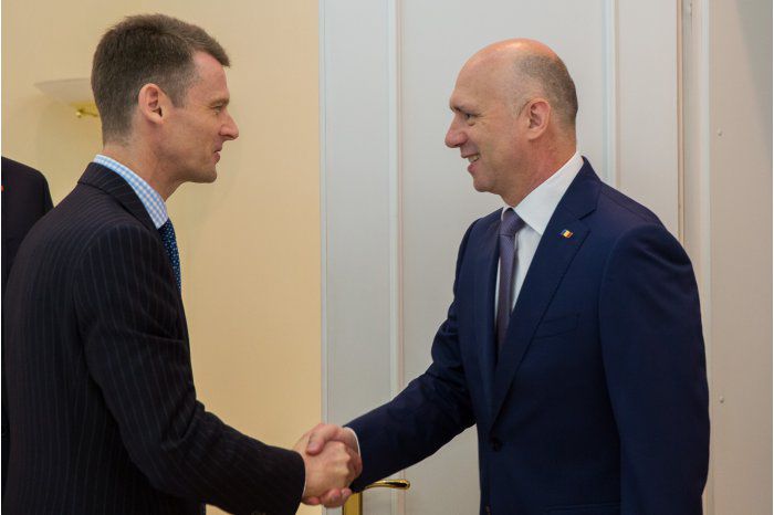 Премьер-министр Республики Молдова Павел Филип с послом Великобритании в Молдове Филиппом Бэтсоном.