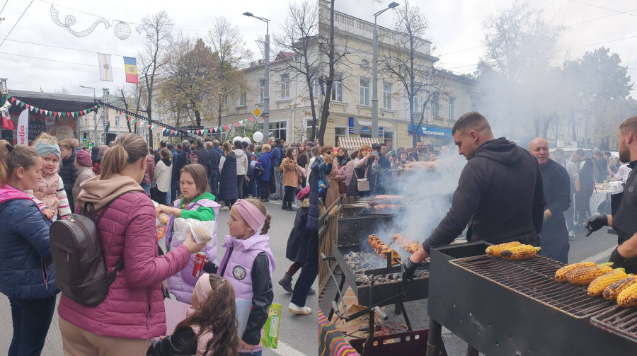 Праздник, музыка, еда: в центре Кишинева сотни людей отмечают День города.