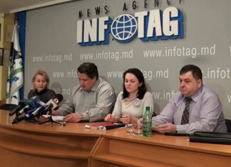 Тамара Викол (слева). Кадр видеозаписи privesc.eu