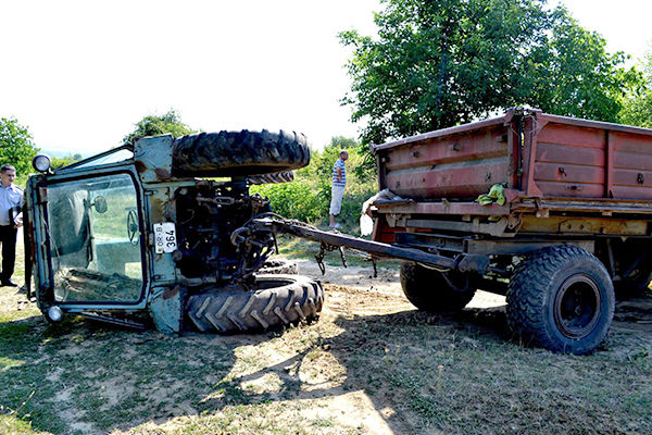 Incident tragic la Orhei: Un bărbat a murit după ce tractorul în care se afla s-a răsturnat.