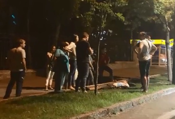 На место прибыла машина скорой помощи и полиция.