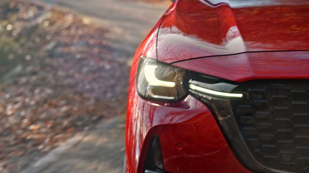 Mazda показала тизер и назвала дату премьеры кроссовера CX-60.