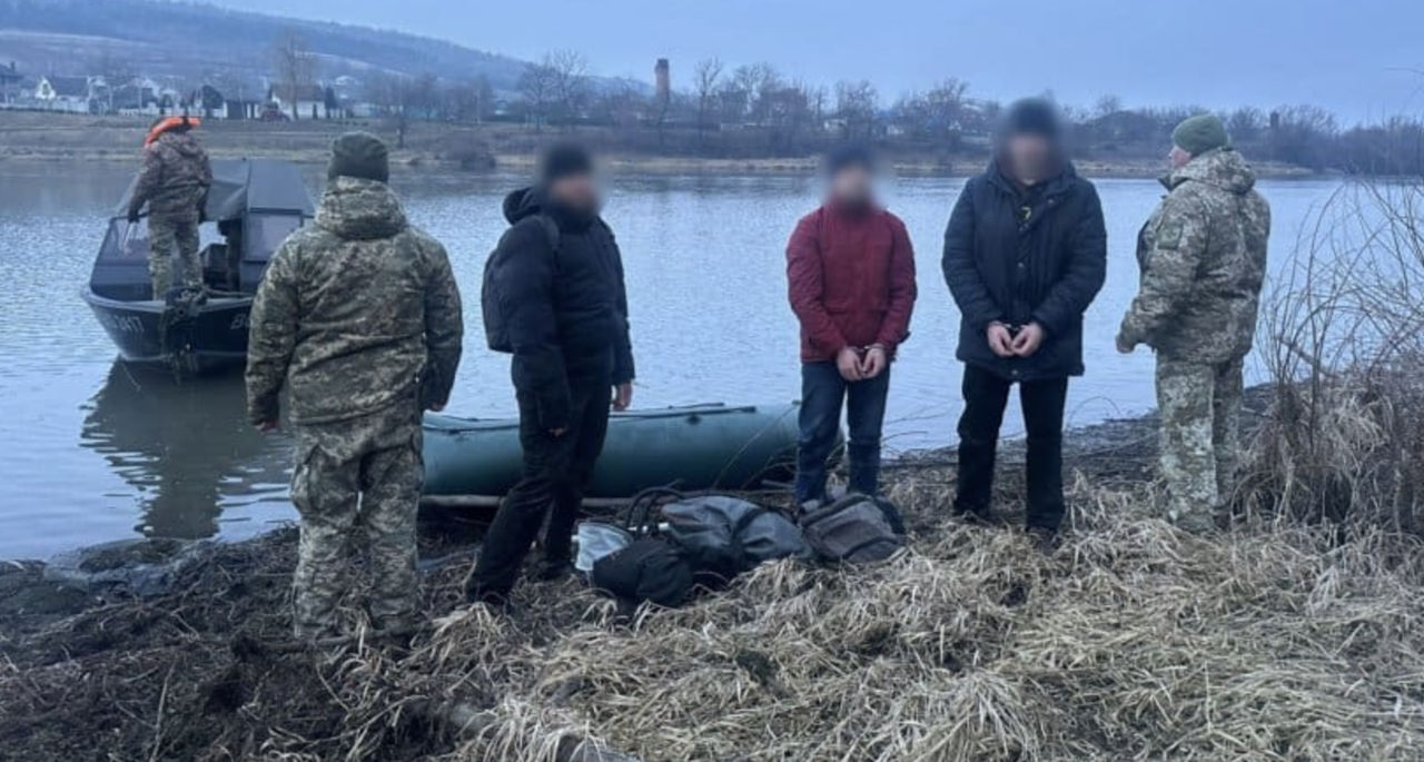 Trei bărbați, reținuți în timp ce încercau să intre în Moldova cu o barcă gonflabilă pe râul Nistru.