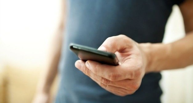 I-a furat telefonul chiar de sub nas. 