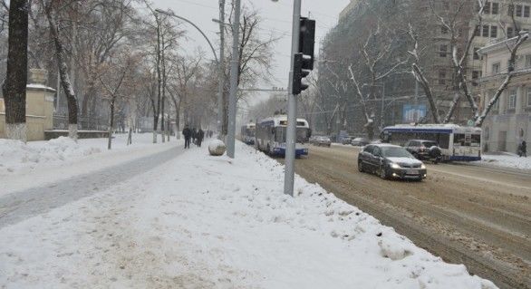 Primăria Chişinău informează că la această oră circulația rutieră pe străzile municipiului Chișinău se desfășoară în condiții de iarnă. 
