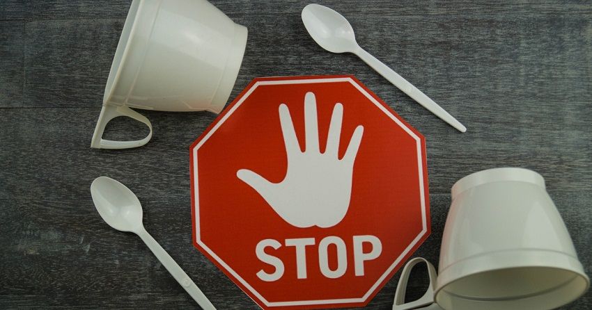 В Англии запретят одноразовую пластиковую посуду.