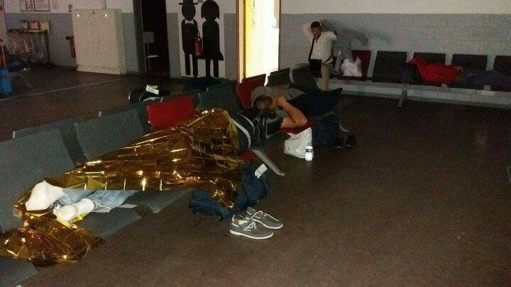 Cetăţeni moldoveni, blocați pe un aeroport din Franţa. 