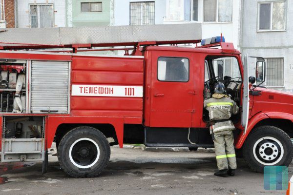 В милицию и пожарную часть о ЧП сообщили соседи. 