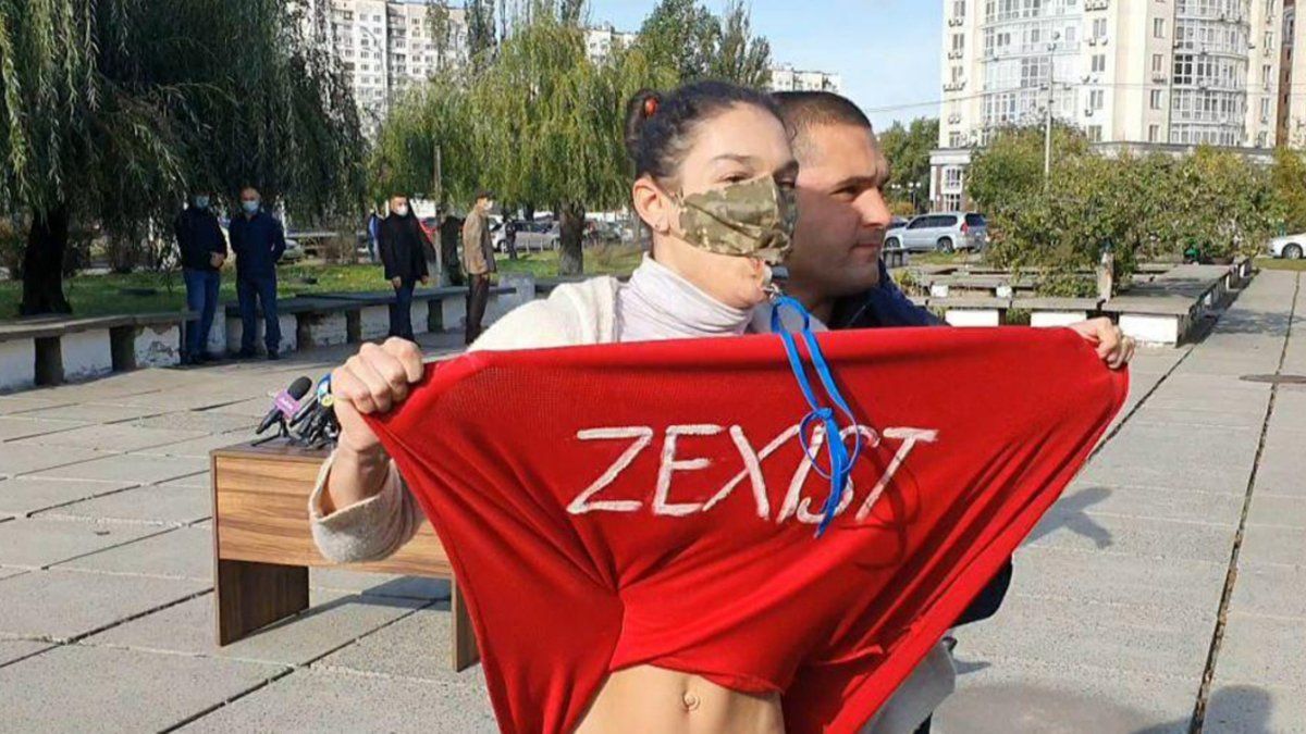 На Украине наказали обнажившуюся перед Зеленским активистку Femen.