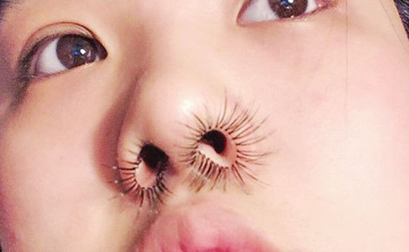 Ultima fiţă te lasă mască: Să-ţi pui extensii de păr la nas. Foto: click.ro