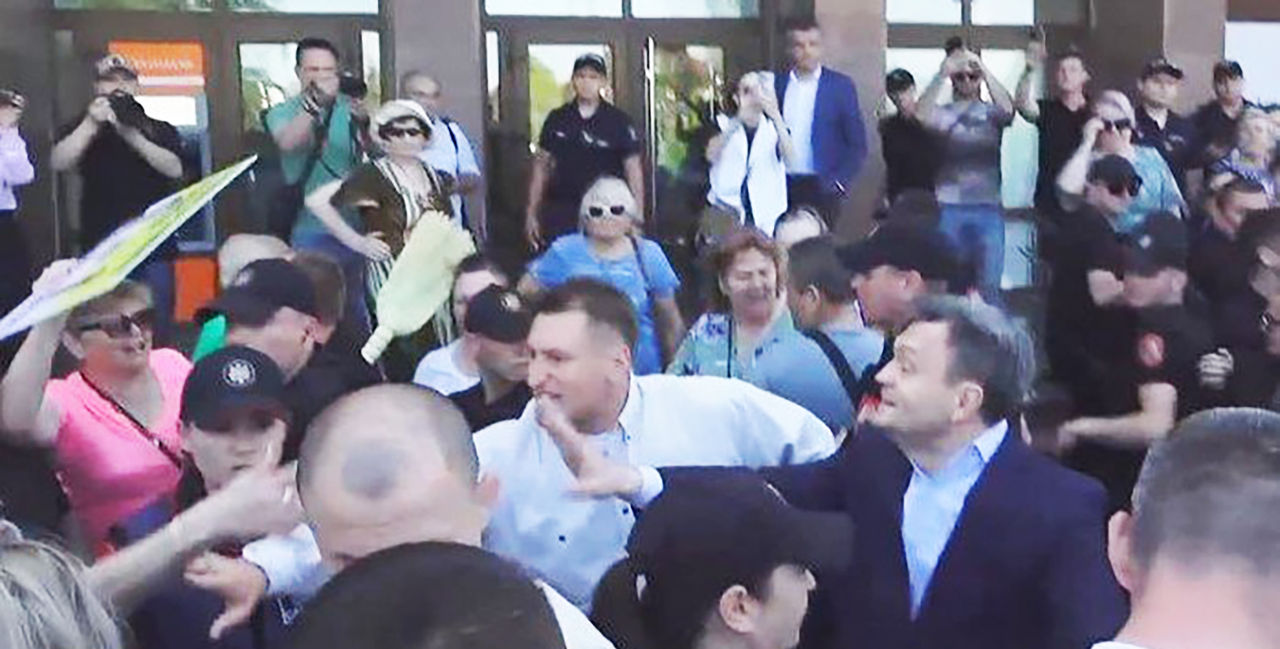 В Оргееве премьера Речана встретили протестующие с метлами.