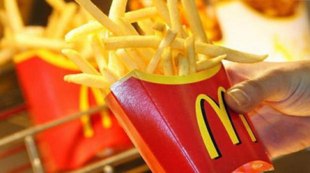 McDonald's înlocuieşte cartofii prăjiţi cu salată, fructe sau legume, ca parte dintr-o campanie de introducere a unor produse mai sănătoase în meniuri.