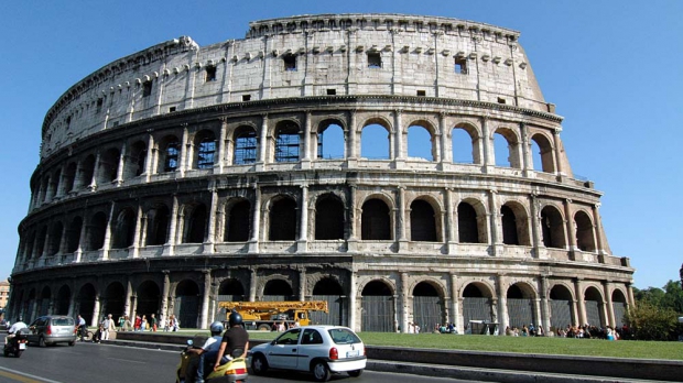 Turnul înclinat din Pisa, un alt important monument italian foarte popular, a fost redeschis în 2001