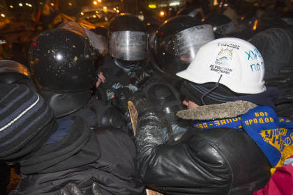Подразделения внутренних войск при поддержке «Беркута» приступили к ликвидации баррикад на Майдане Незалежности 11 декабря около 04:00 по московскому времени.