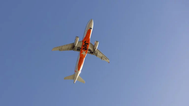 Un avion s-a întors deasupra Oceanului Indian din cauza unei femei care încerca să iasă afară.