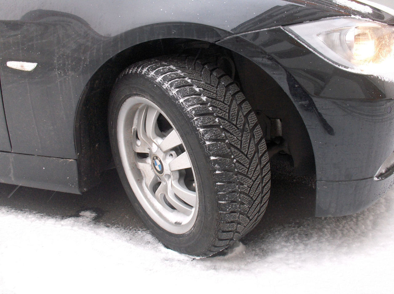 Şoferii care încă nu și-au echipat automobilele cu roți de iarnă ar trebuie neapărat s-o facă.