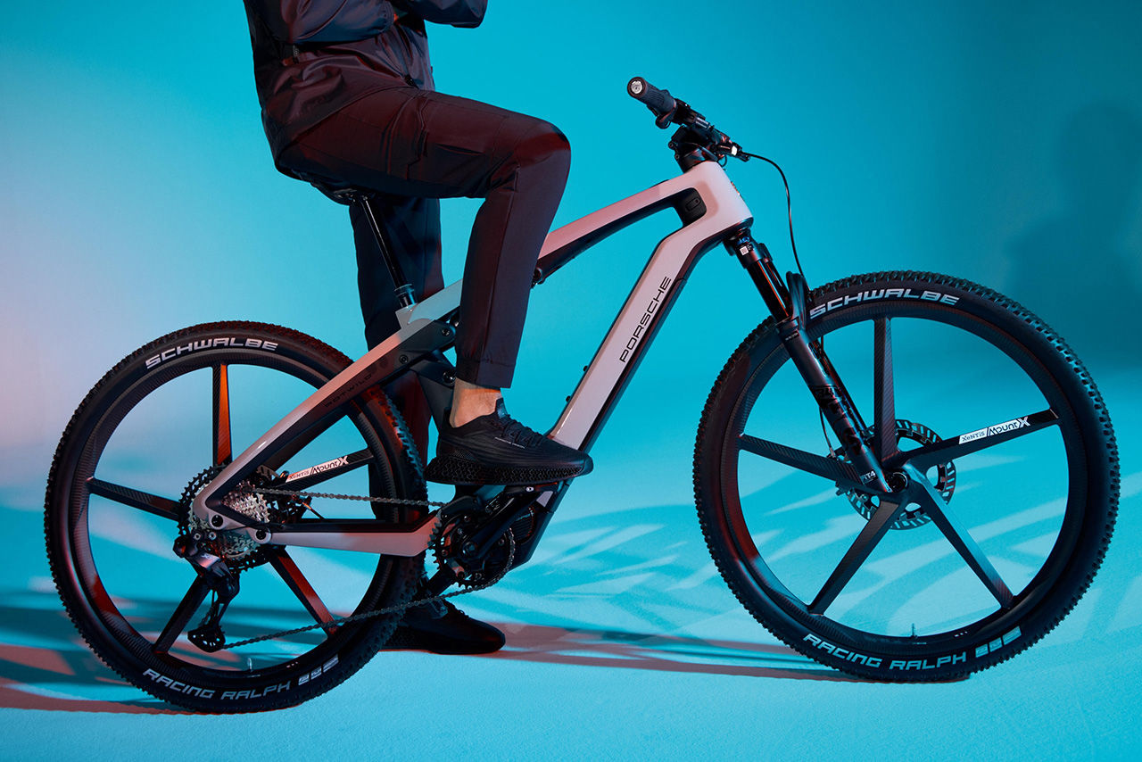 Porsche a lansat o gamă actualizată de biciclete eBike.