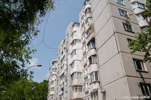 Jumătate din curțile din capitală au fost curățate după ninsorile din aprilie. Foto: ipn.md/Evgheni Lachi