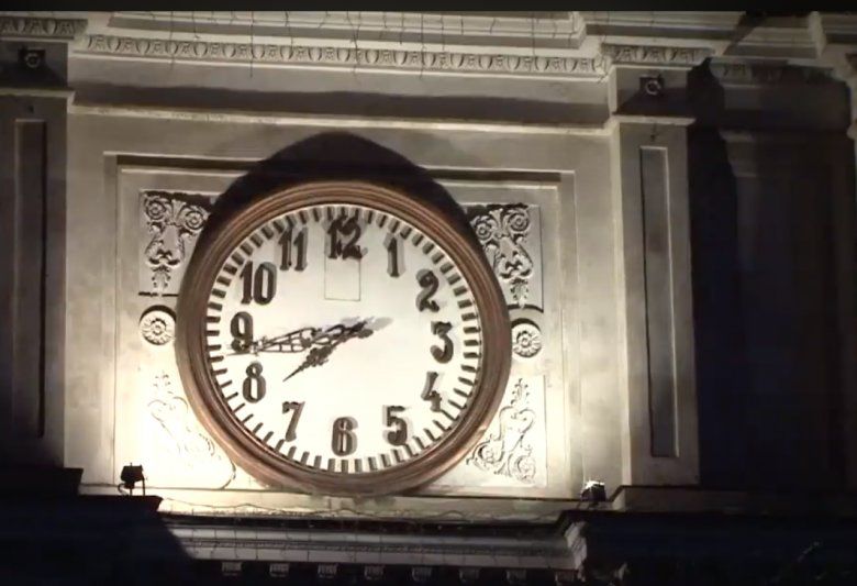 Cine dirijează timpul ceasului de pe Arcul de Triumf din țară
