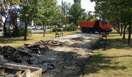 Lucrări de milioane, abandonate. Reparaţia aleii de pe bd. Mircea cel Bătrân bate pasul pe loc. Foto: jurnal.md