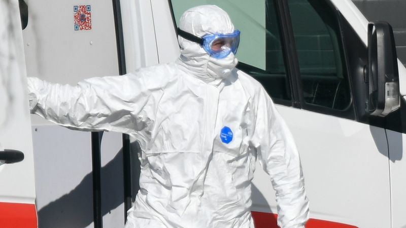Врачи: Медперсонал не защищён, под защитные костюмы надевают подгузники.